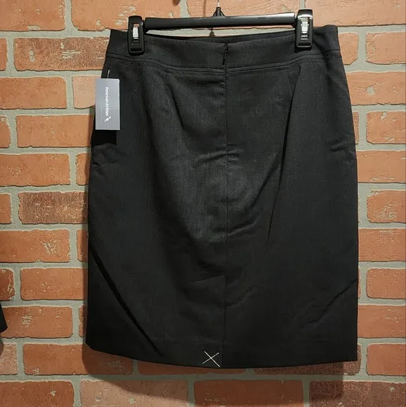 American Airlines Skirt 4reg.            Bin 12