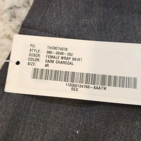 American Airlines Skirt 4reg.            Bin 12