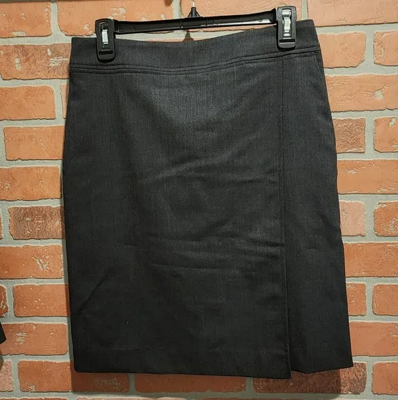 American Airlines Skirt 4reg.            Bin 12