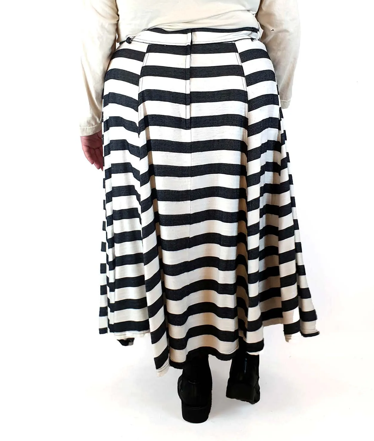 Made590 black and white striped skirt size 4X (note: some pilling)