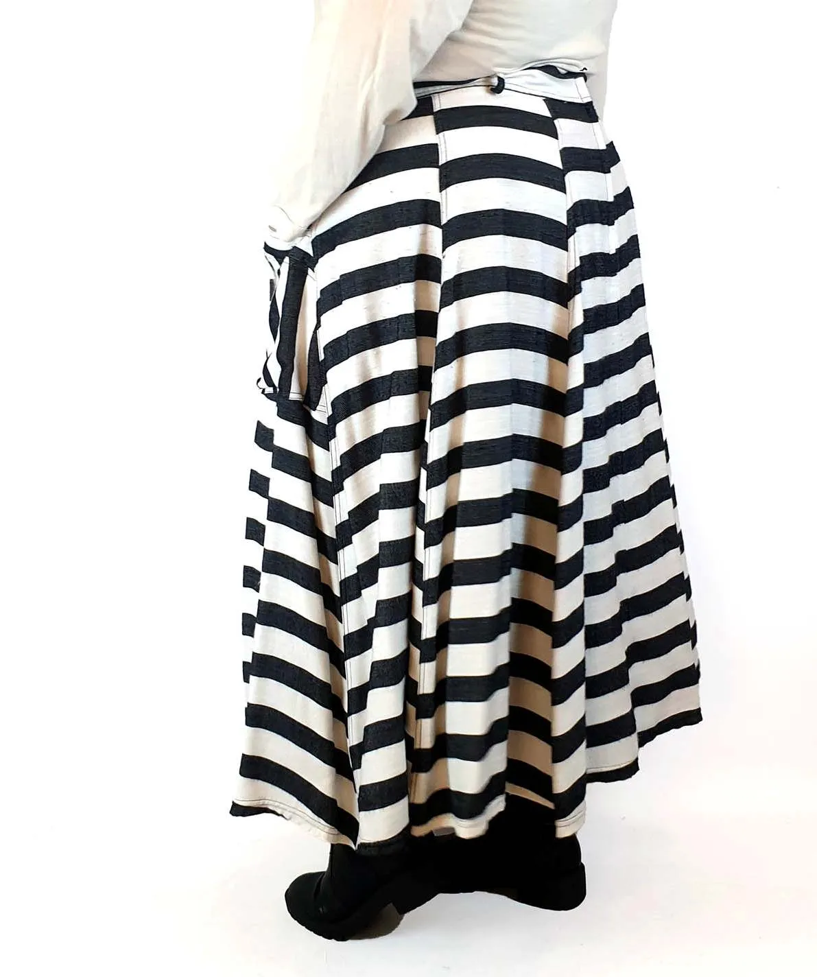 Made590 black and white striped skirt size 4X (note: some pilling)
