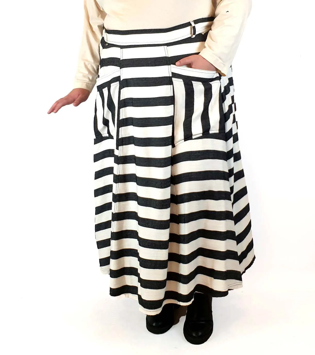 Made590 black and white striped skirt size 4X (note: some pilling)