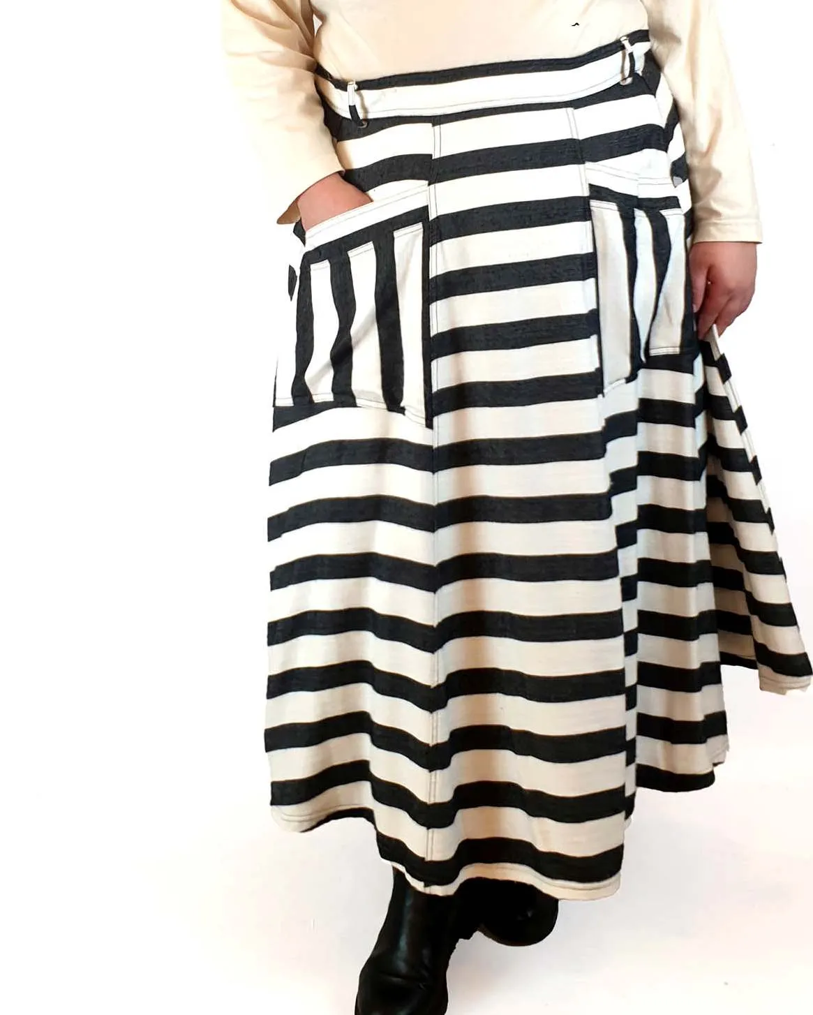 Made590 black and white striped skirt size 4X (note: some pilling)