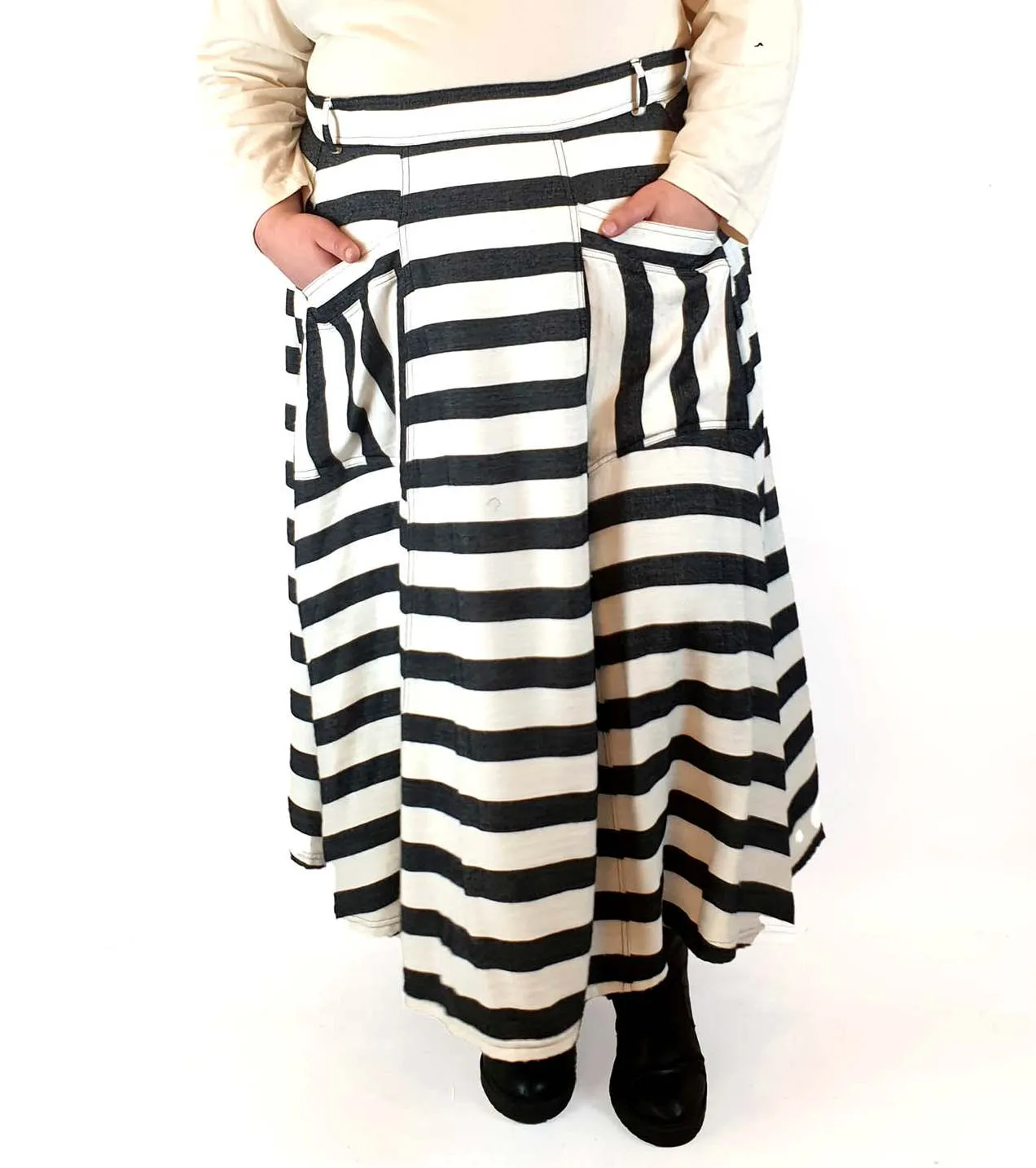 Made590 black and white striped skirt size 4X (note: some pilling)
