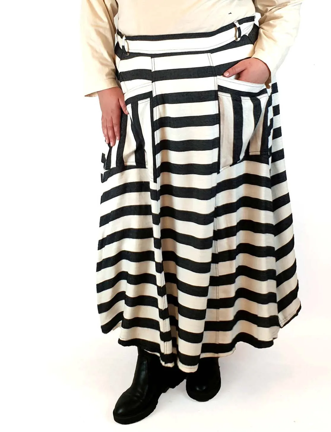 Made590 black and white striped skirt size 4X (note: some pilling)