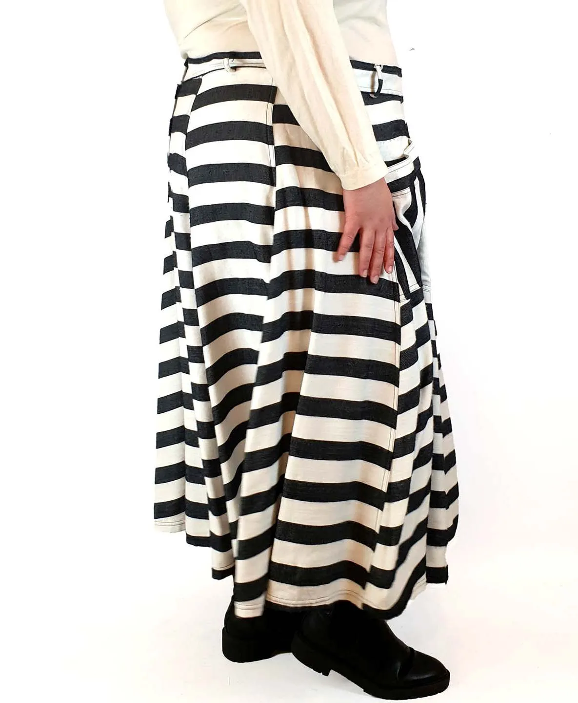 Made590 black and white striped skirt size 4X (note: some pilling)