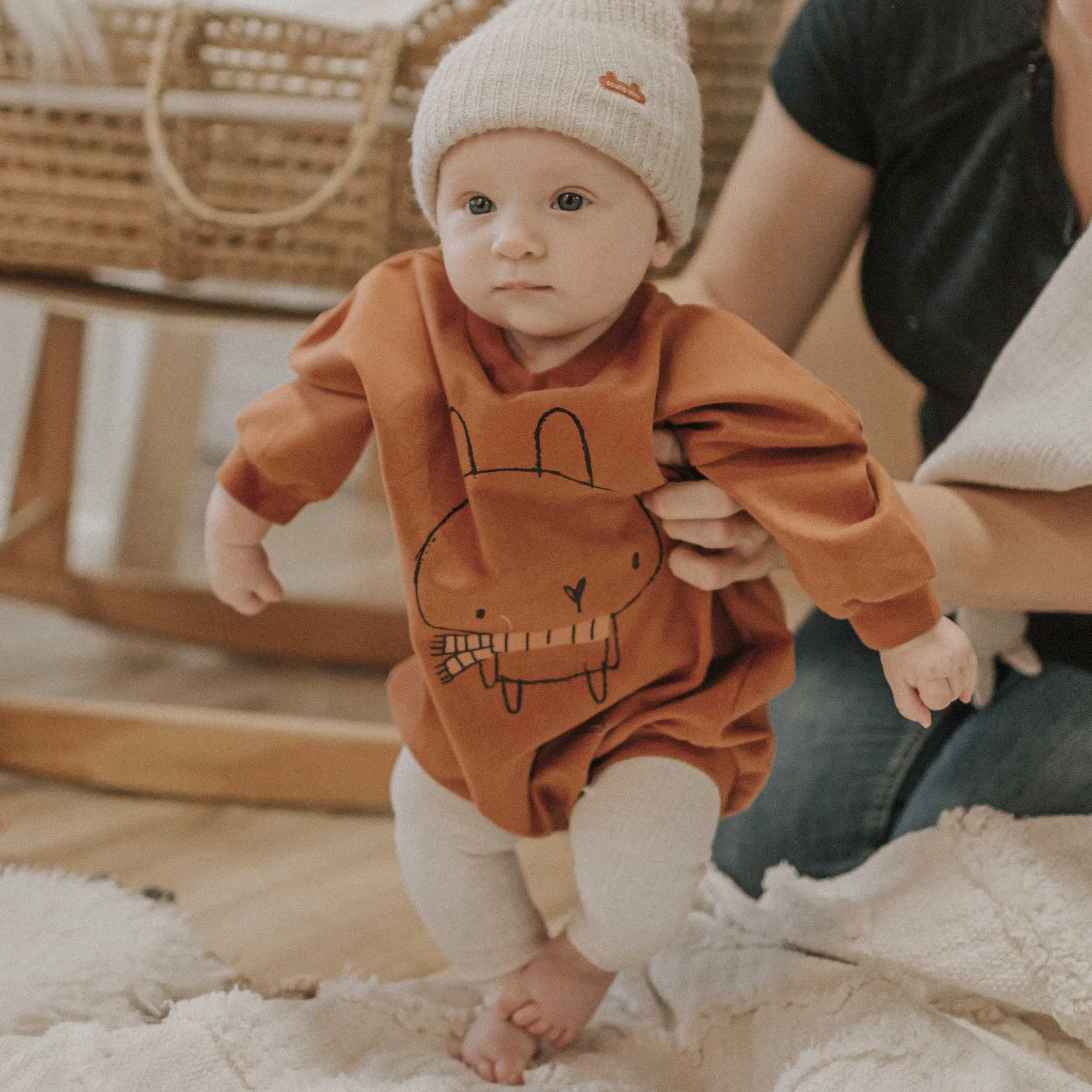 Une-pièce caramel ample en coton biologique, naissance || Puffy caramel one-piece in organic cotton, newborn